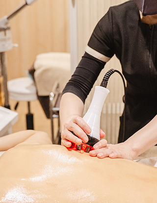 ハイパーボディ施術を行っている写真