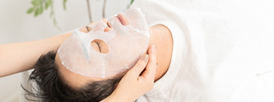 フェイシャル施術を受ける男性の写真